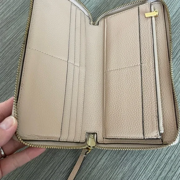 Tory Burch Beige Pebbled Leather Wallet with Gold Logo - Picture 13 of 15